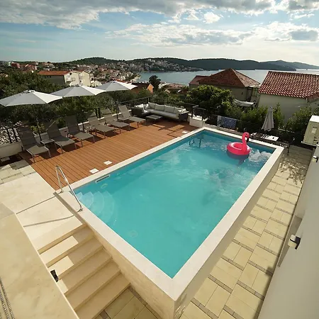 Gazebo アパート トロギール